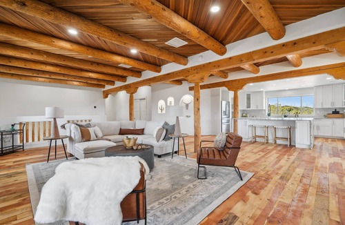 Canoncito House | Casa De Coyote: Luxury 7br 16+ guest retreat