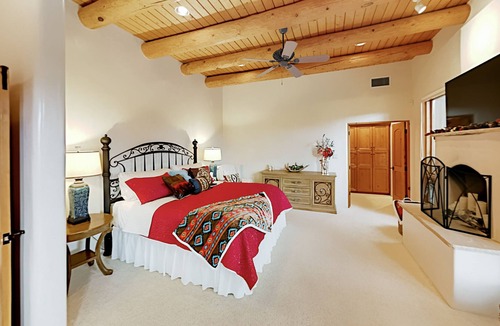 Tierra Preciosa House | Casa del Oso - luxury updates, central AC & Sangre de Cristo Mountain views