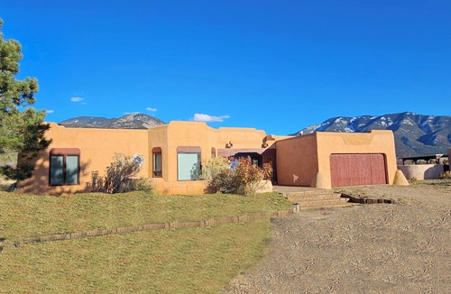 Arroyo Seco House | Casa Illuminada - panoramic views, clubhouse with indoor pool, tennis court