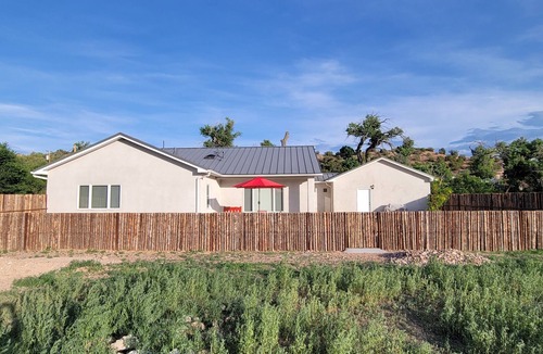 La Cienaga House | Casa La Capilla: Rural Creekside Retreat near SF
