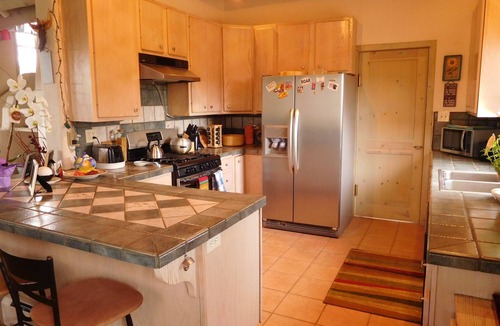 Abiquiu House | Casa Paloma Centrally Located Abiquiu Gem: great views, roomy kitchen, new AC!