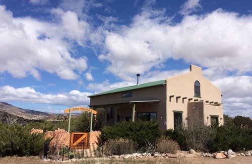 Abiquiu House | Casa Paloma Centrally Located Abiquiu Gem: great views, roomy kitchen, new AC!