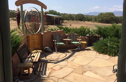 Abiquiu House | Casa Paloma Centrally Located Abiquiu Gem: great views, roomy kitchen, new AC!