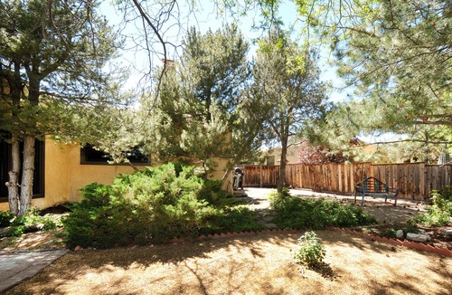 Southside House | Casa Ramona: Santa Fe Style, Great Yard, Pets ok!