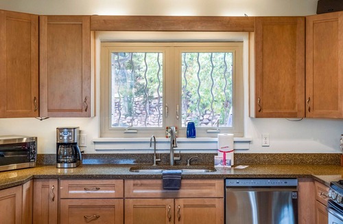 Historic Eastside House | Casa Ursula - a hillside gem with Sangre de Cristo views, 10 min. walk to Plaza