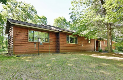 Spooner Cabin | Casey Lodge- cozy cabin nestled on 13 wooded acres