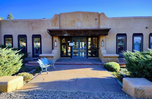 Arroyo Seco House | Casita Bella -clubhous pool tennis hot tub internet stream deck patio privacy