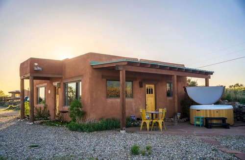 Arroyo Hondo RV Rental | Casita de Alfarero - A Peaceful Escape - New Hot Tub!