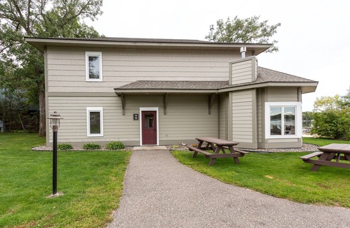 Nisswa Condo | Catch Breathtaking Sunset Views from this Lake Front Condo w/Fire Pit on Gull Lake
