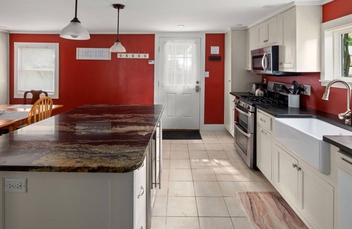 Malletts Bay Cabin | Causeway Cottage: Lake Beach & NY Biking Ferry