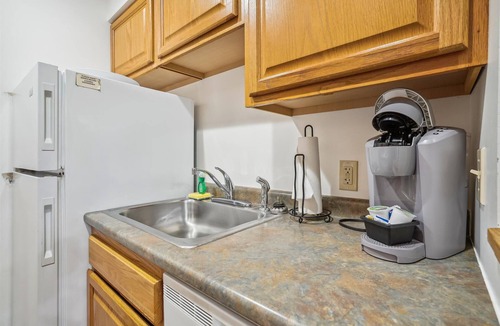 West Bridgewater Hotel | Cedarbrook Deluxe Two Bedroom Suite 1st floor w/outdoor heated pool 19110