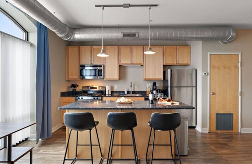 Downtown Minneapolis Apartment | Central, Free Parking, Gym, Fast Wifi | Avry Apt