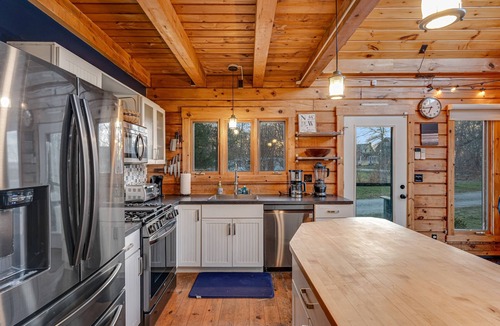 Isle La Motte House | Chalet-style cabin on Lake Champlain with private beach & bikes - dog-friendly