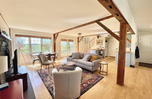 Charlotte Apartment | Charlotte village: full kitchen, king bed, views!