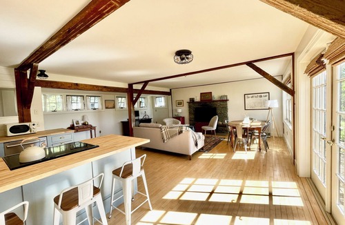 Charlotte Apartment | Charlotte village: full kitchen, king bed, views!