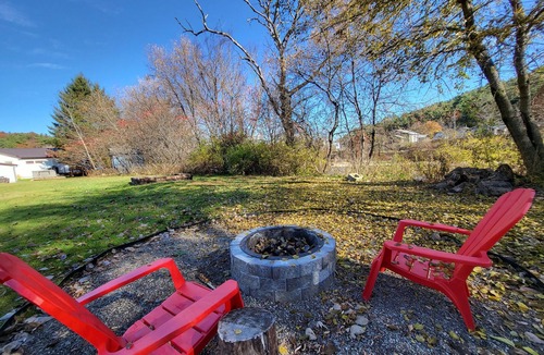 Au Sable Forks Cottage | Charming 1-bedroom riverside cottage in enchanting Au Sable Forks with AC & WiFi