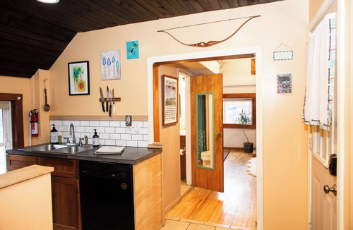 South End House | Charming 1-bedroom loft in Burlington with Treetop Views