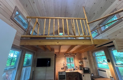 Lincoln House | Charming 1-bedroom treehouse with WiFi, AC, Hot Tub in gorgeous Lincoln VT