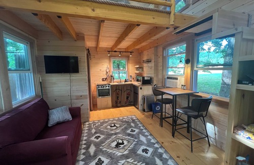 Lincoln House | Charming 1-bedroom treehouse with WiFi, AC, Hot Tub in gorgeous Lincoln VT