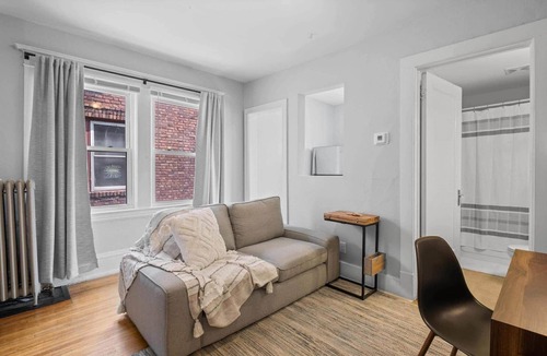 Lowry Hill East Apartment | Charming 1-bedroom apartment with WiFi, AC in wonderful Minneapolis