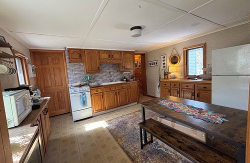 Wellesley Island Cabin | Charming 2-bedroom cabin with AC, WiFi in wonderful Wellesley Island