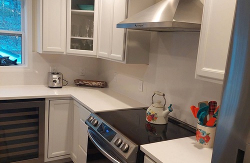 Jay House | Charming 2-bedroom, 2.5 bathroom house with fireplaces in tranquil Jay with WiFi