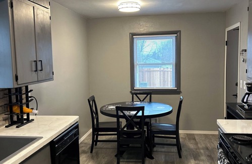 Maplewood Apartment | Charming 2-bedroom apartment with AC, WiFi in superb Saint Pauls Frost Lake area