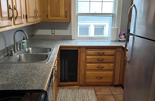 Macalester - Groveland Apartment | Charming 2-bedroom apartment with AC, WiFi in welcoming Saint Paul