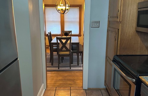 Macalester - Groveland Apartment | Charming 2-bedroom apartment with AC, WiFi in welcoming Saint Paul