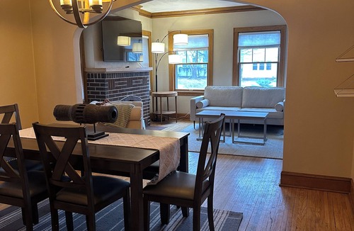 Macalester - Groveland Apartment | Charming 2-bedroom apartment with AC, WiFi in welcoming Saint Paul