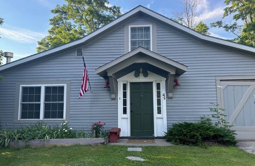 Alburg Cottage | Charming 2-bedroom cottage with AC and WiFi nestled in a peaceful setting~n