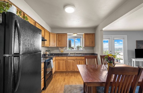 Pendleton House | Charming 2-bedroom house atop Main Street