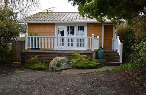 Langley House | Charming 2-bedroom house in downtown Langley.