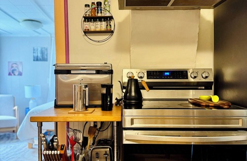Old North End House | Charming 2 BR Pet Friendly House w Garden in fabulous Burlington's Old North End