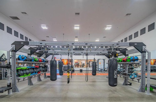 Glendale Sports and Entertainment District Apartment | Charming 2B King Bed with Pool Hot Tub, Gym, Parking