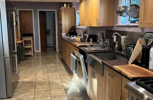 South Burlington House | Charming 3-bedroom house on Lake Champlain AC/Heat/Fireplace/Hot Tub/Theatre