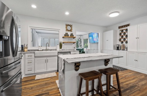 Plymouth House | Charming 3-bedroom house with AC and WiFi. LAKE ACCESS King Beds! Newly Remodel