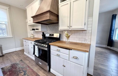 Crafton House | Charming 3 BR 2 bath home 10 minutes to downtown