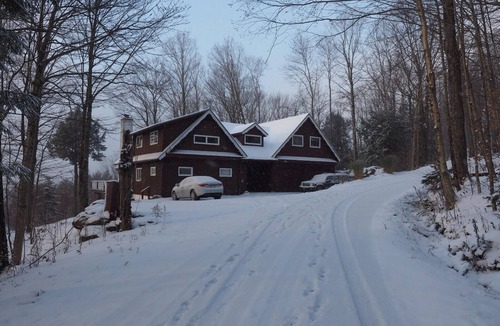 Montgomery Center Ski Chalet | Charming 4-bedroom chalet 5 min to Jay Peak with WiFi