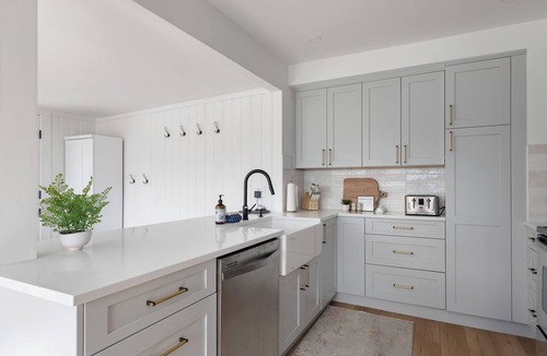 Clinton House | Charming 4-bedroom house overlooking the bay, Wifi, and easy beach access.