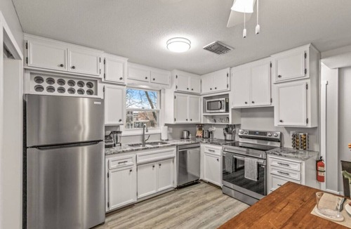 Burnsville House | Charming 4BR Family Home in Burnsville