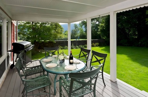 Manchester Hotel | Charming 4BR Perfect for Exploring Manchester's Beauty | Pool | Bar | Restaurant