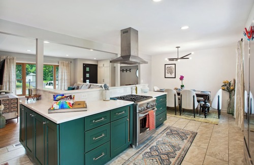 Crystal House | Charming & Bright Crystal Home w/Fire Table!