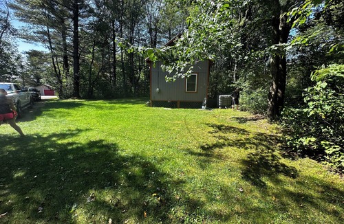 South Rutland Cabin | Charming cabin in delightful Montague with WiFi, AC, and parking