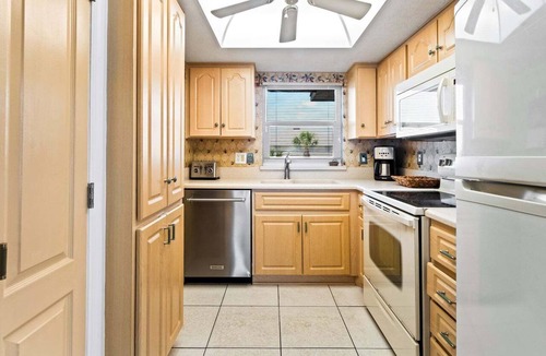 Avon By The Sea Condo | Charming Cocoa Beach Condo w/Private Balcony, Heated Pool, Putting Green, & BBQ Grill! ☀️🌴