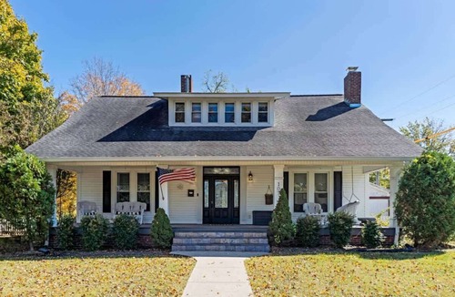 Dickson House | Charming Craftsman Home in Dickson | Pet Friendly