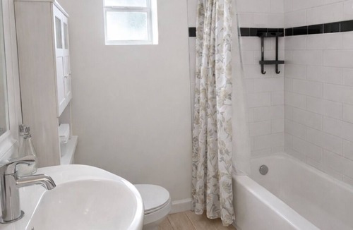 Wagener Terrace Apartment | Charming Downtown Charleston 2BR & Walk Everywhere