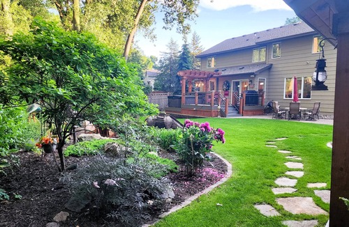 Burnsville House | "Charming Five-Bedroom Cottage Destination at Everchanging Seasons!"