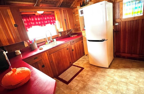 Derby Cottage | Charming, lake-front, 2-bedroom cabin with AC, WiFi in superb Derby