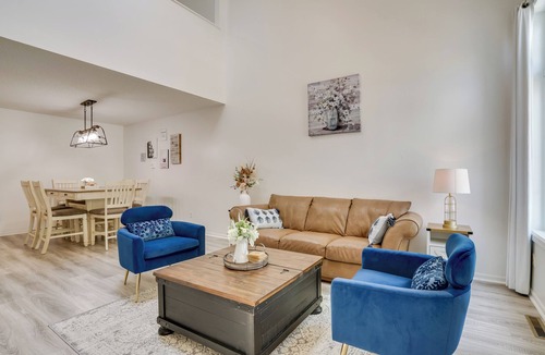 Woodbury House | Charming Minnesota Townhome - Near Beach & Golf!